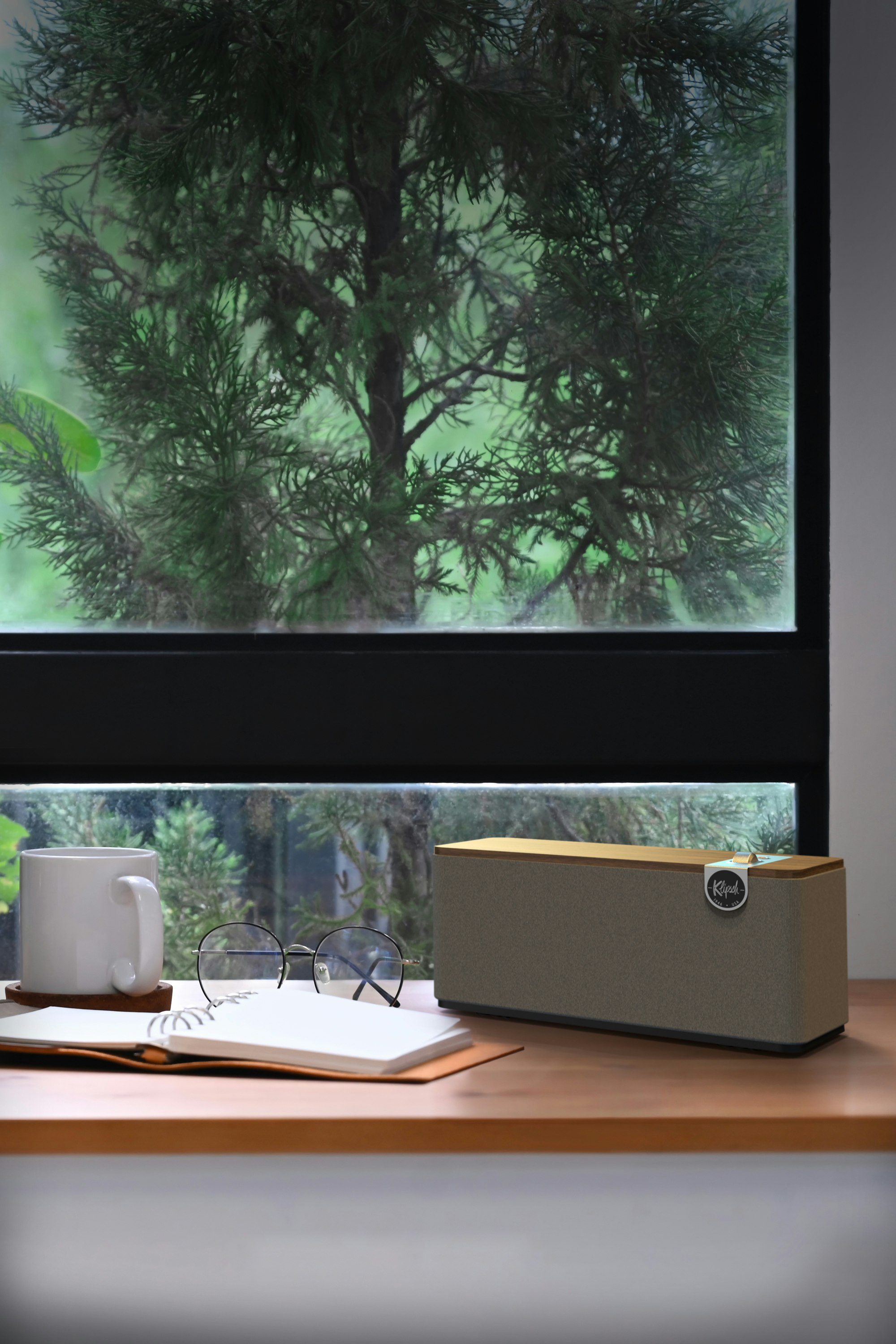 Klipsch the one plus on a desk - Intro MOBILE